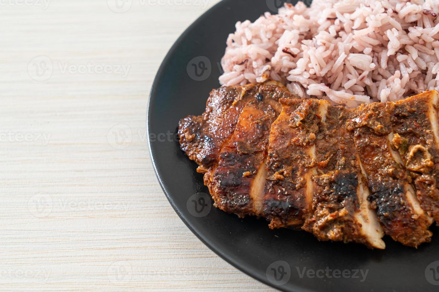 poulet jerk jamaïcain grillé épicé avec du riz - style de cuisine jamaïcaine photo