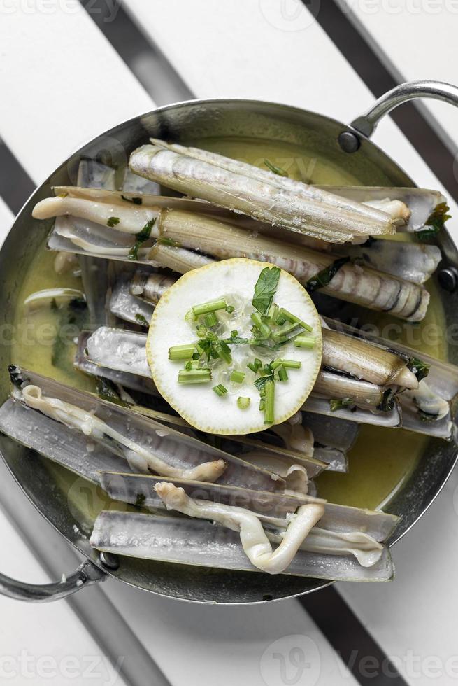 Tapas de palourdes navajas sautés au beurre à l'ail sauce au vin blanc à santiago de compostelle espagne photo