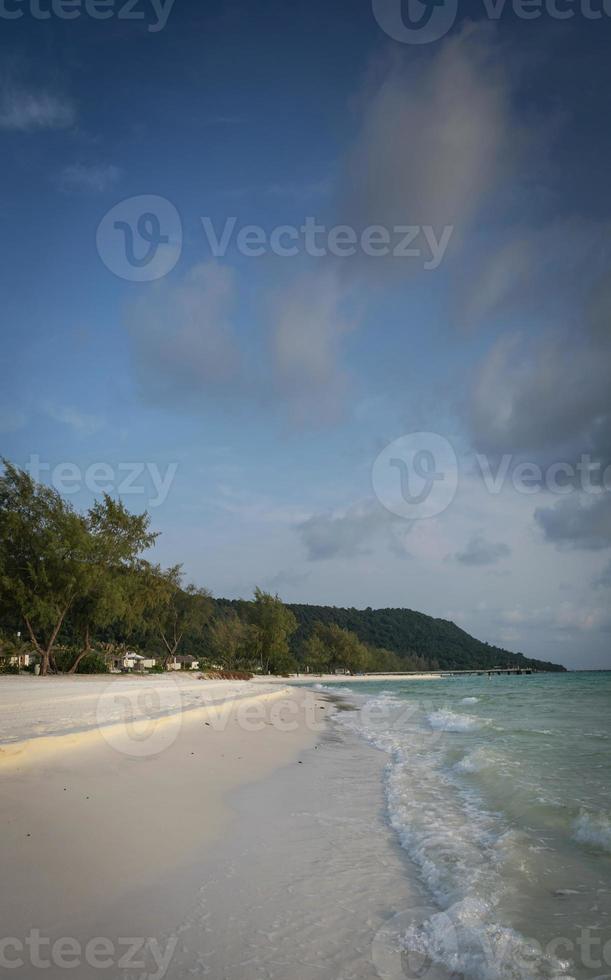 longue plage dans le paradis tropical île de koh rong près de sihanoukville cambodge photo