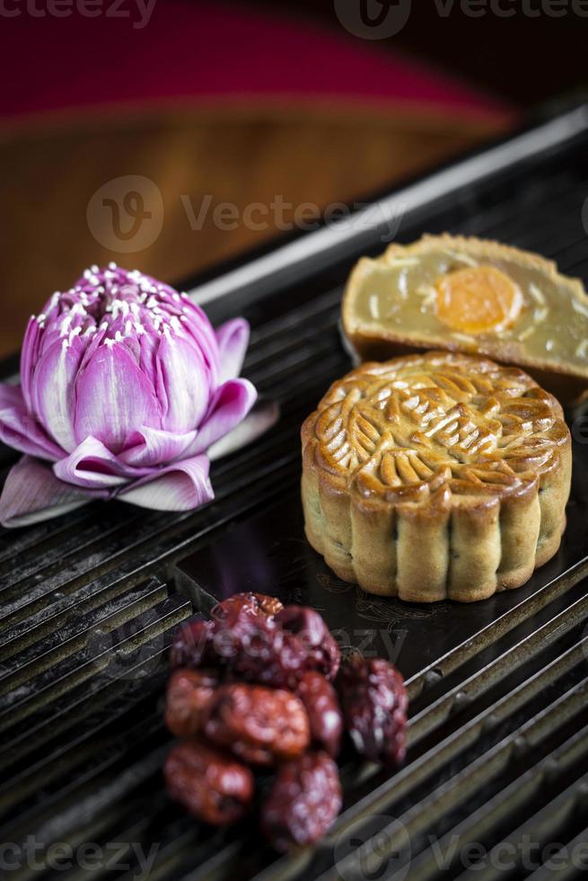 Gâteaux de lune gastronomiques traditionnels chinois gros plan de la nourriture sucrée festive photo