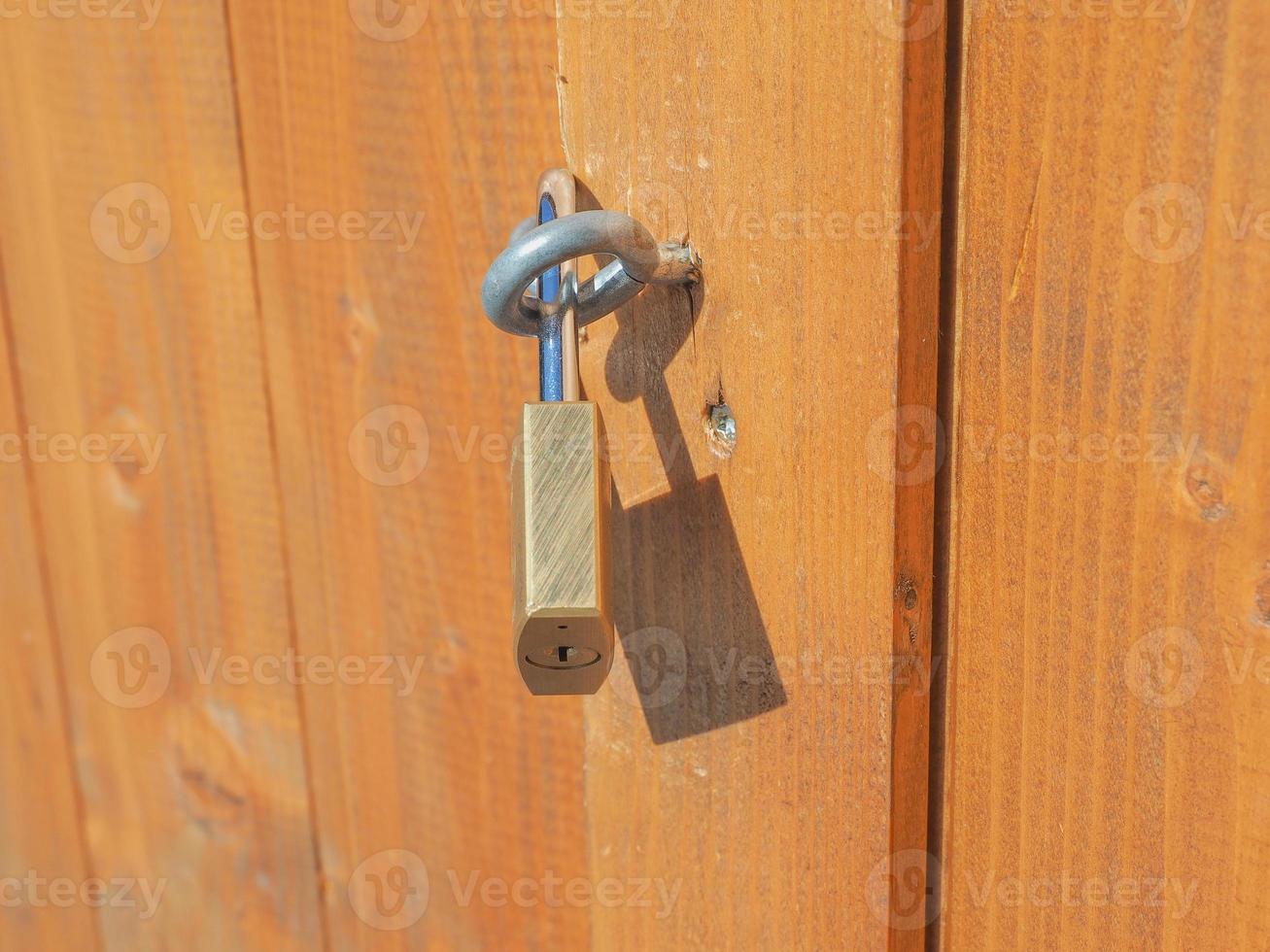 cadenas sur une porte en bois photo