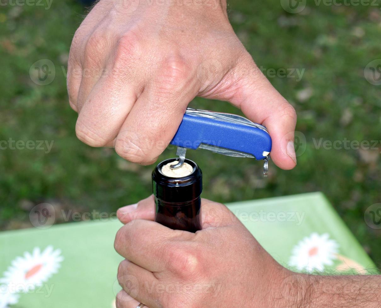 ouverture de bouteille de vin photo