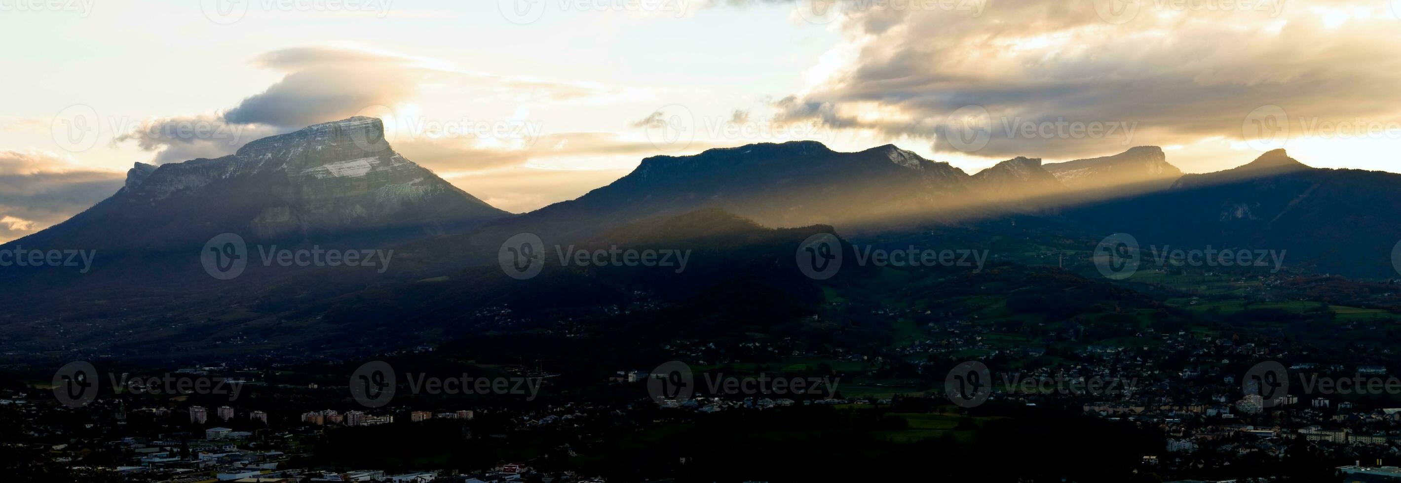 panoramique vues de savoie montagnes près chambéry photo