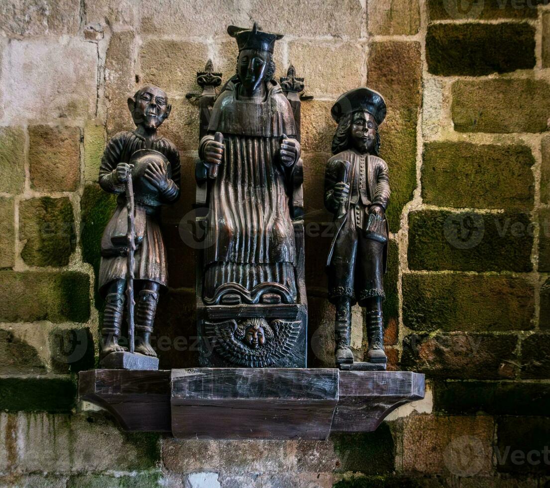 médiéval statuettes dans Saint cathédrale de Tréguier, Bretagne, France intérieur photo