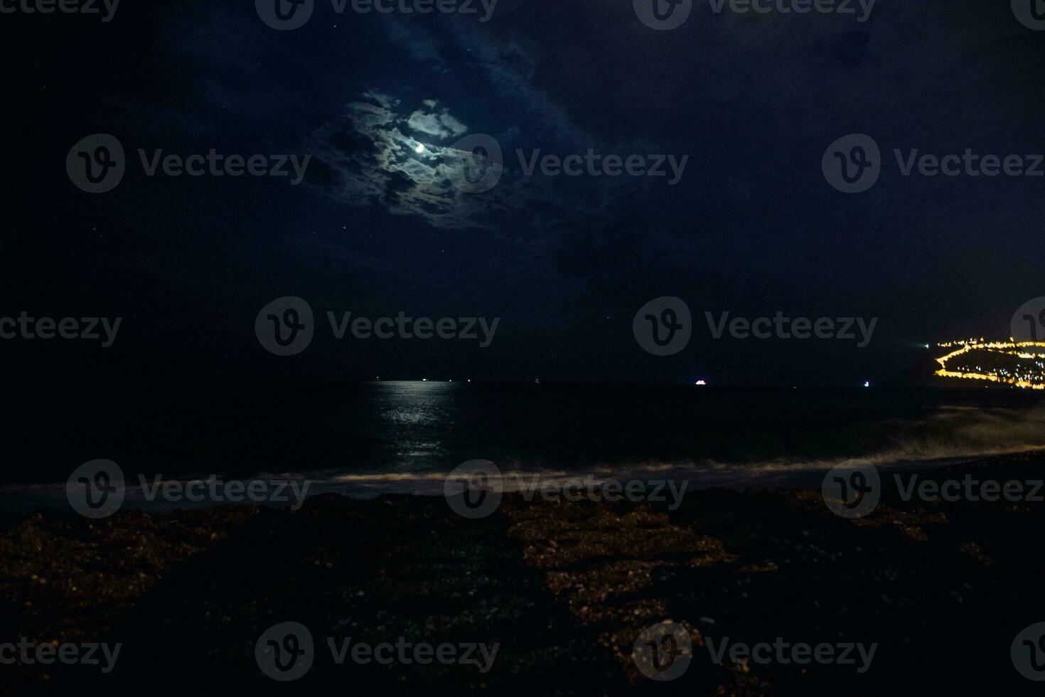 nuit vue de le turc ville de Alanya avec lumières sur le colline photo