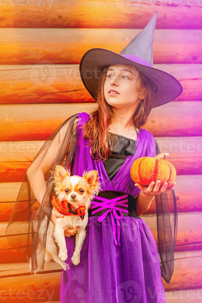 jeune fille en costume d'halloween avec chien chihuahua. photo