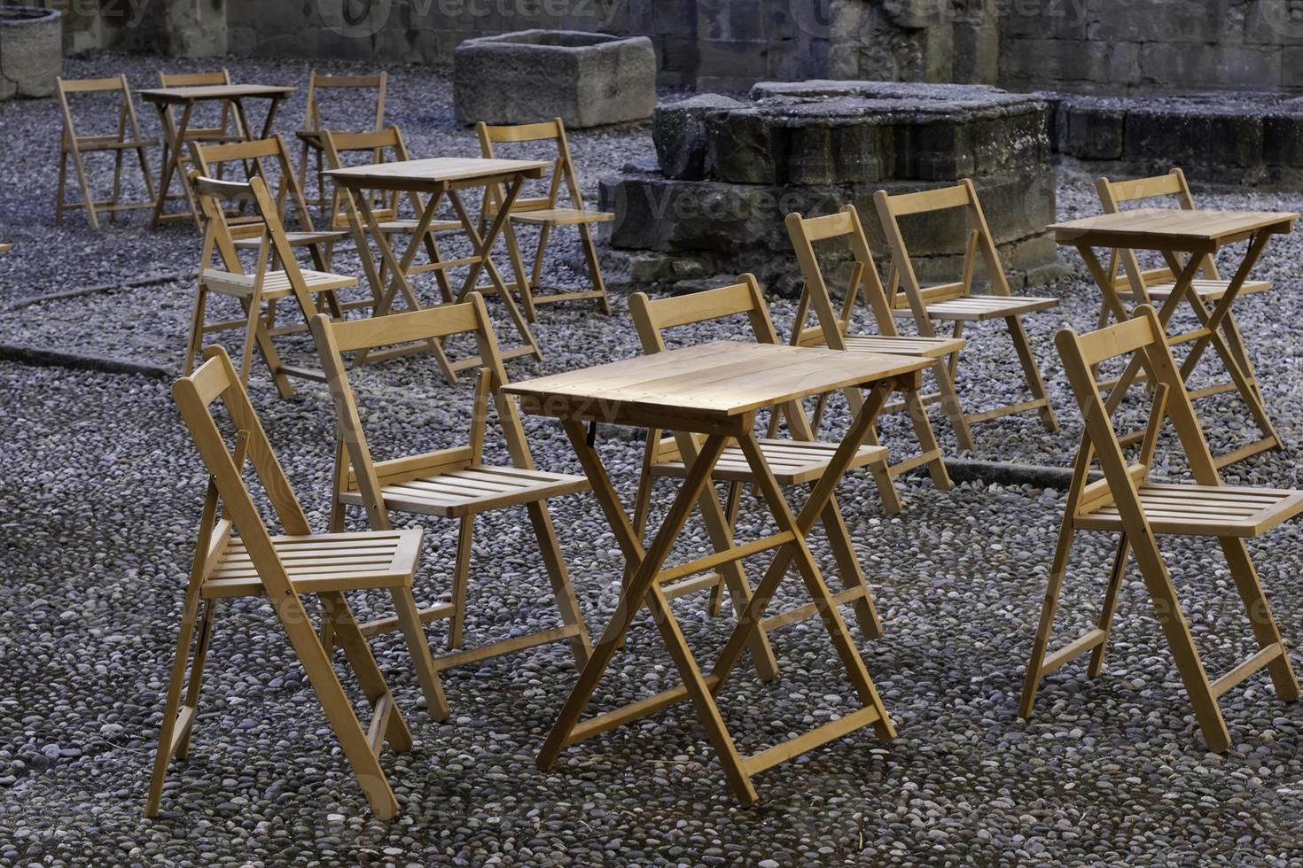 chaises en bois lors d'un concert photo