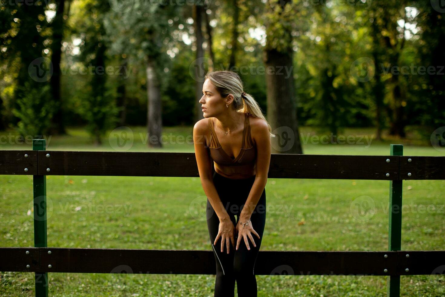 jolie Jeune femme repos après Extérieur formation photo