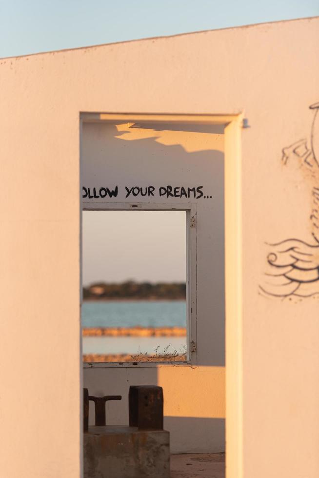 maison blanche avec message suivez vos rêves, à las salinas. photo