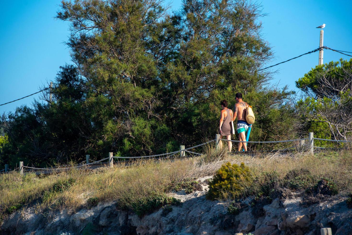 les personnes profitant de la plage d'es calo à formentera à l'été 2021. photo