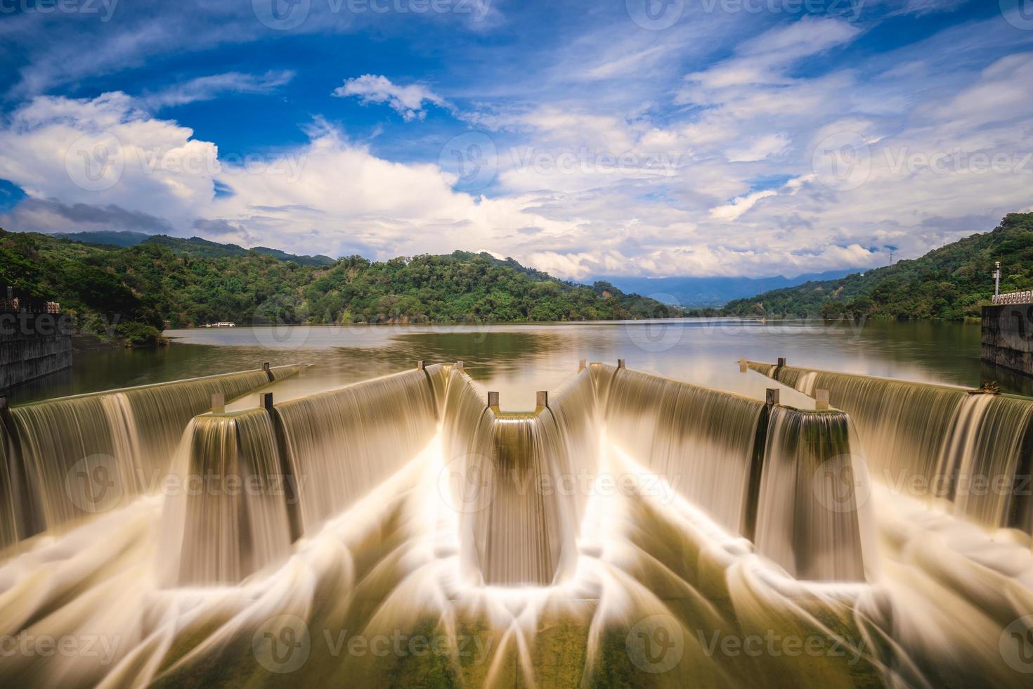 L'eau s'écoule sur le barrage de contrôle au réservoir de liyutan à miaoli, taiwan photo