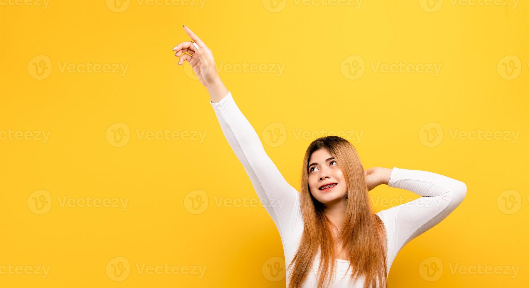 danse souriant joyeusement aimer et se détendre femme asiatique souriante photo