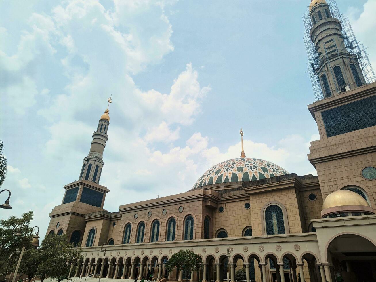 le islamique centre, le le plus grand mosquée dans le ville de samarinda, est Kalimantan, est adapté comme une touristique attraction photo