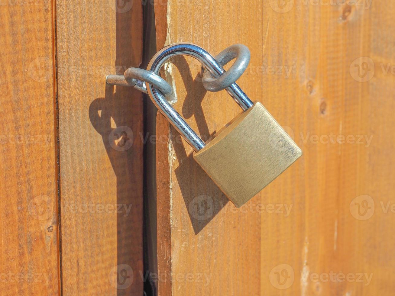 cadenas sur une porte en bois photo