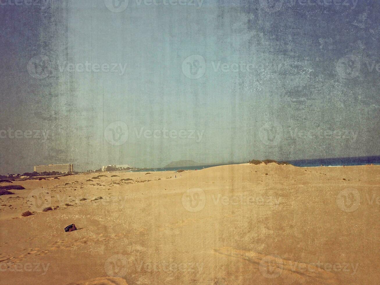 paysage de le Espagnol canari île fuerteventura avec dunes et le océan photo