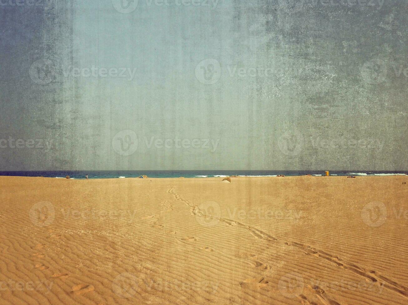 paysage de le Espagnol canari île fuerteventura avec dunes et le océan photo