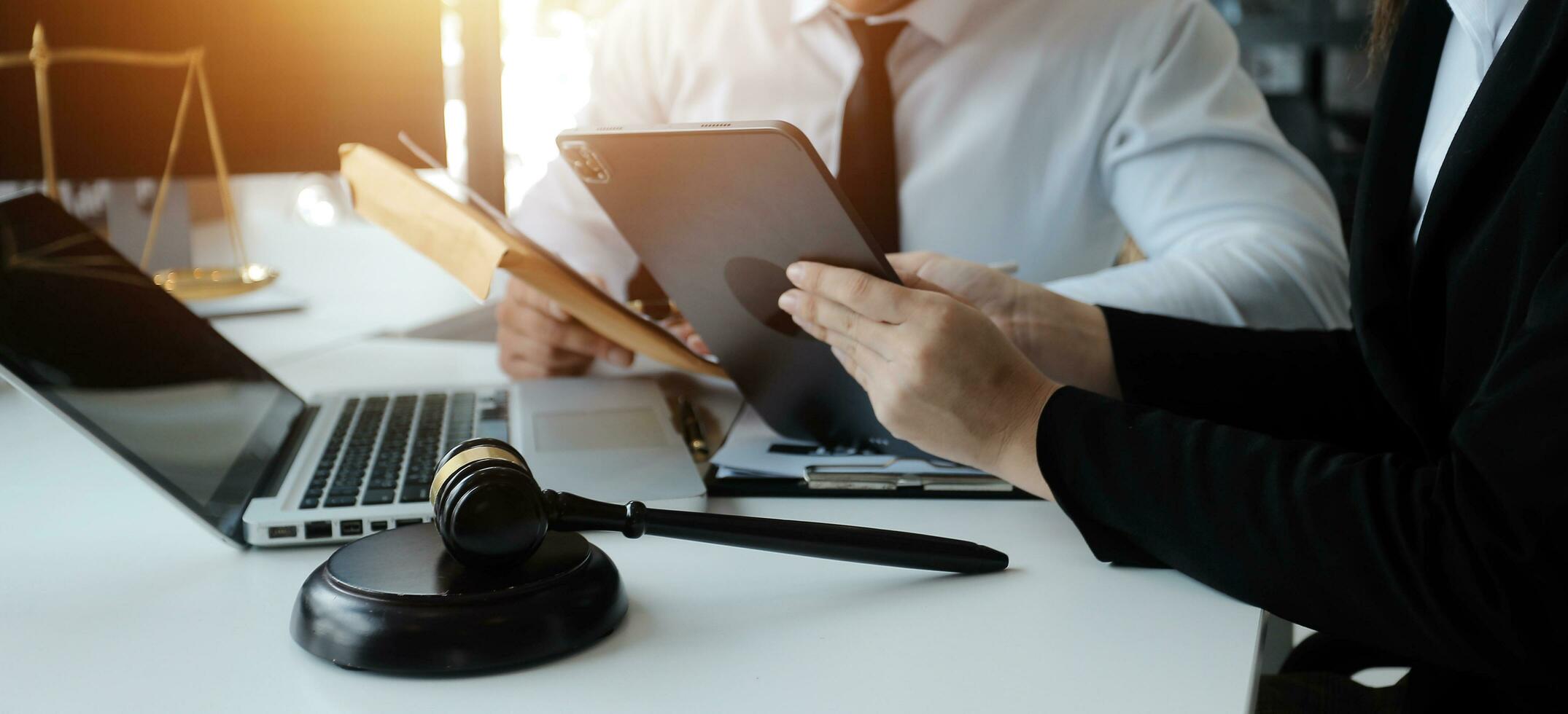 avocat masculin travaillant avec des documents contractuels et un marteau en bois sur table dans la salle d'audience. justice et droit, avocat, juge de la cour, concept. photo