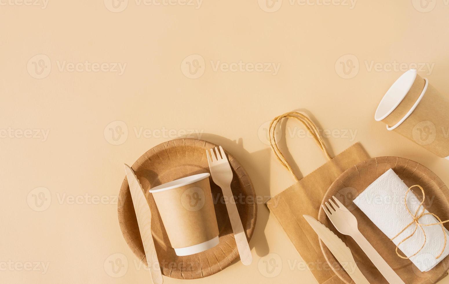 sac jetable et vaisselle tasse, assiette et fourchette en bois, couteau photo