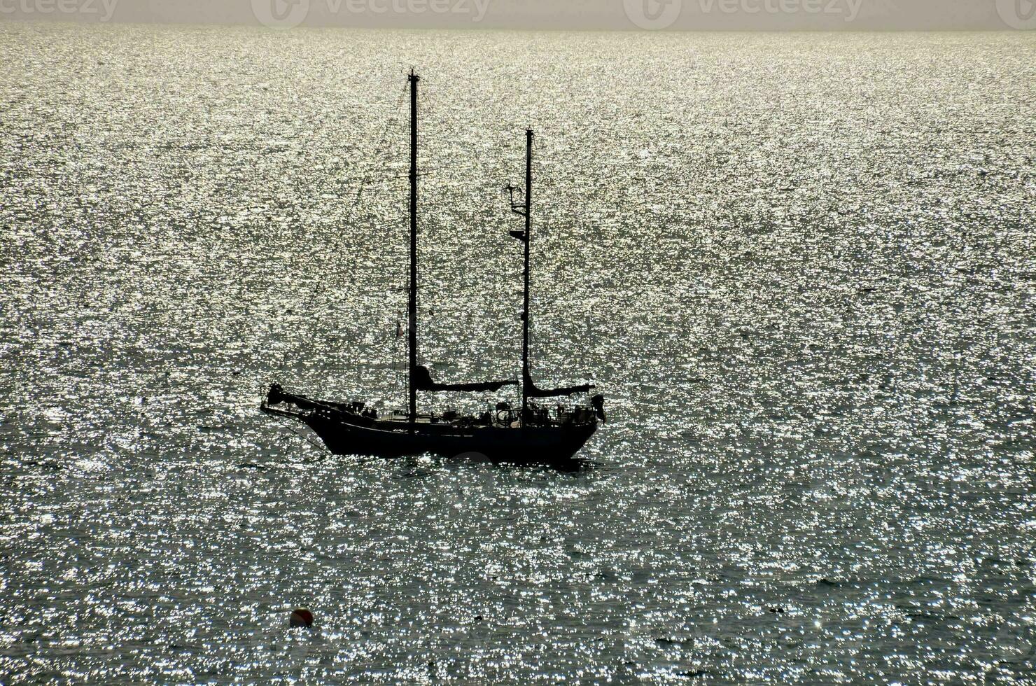 une voilier dans le océan photo