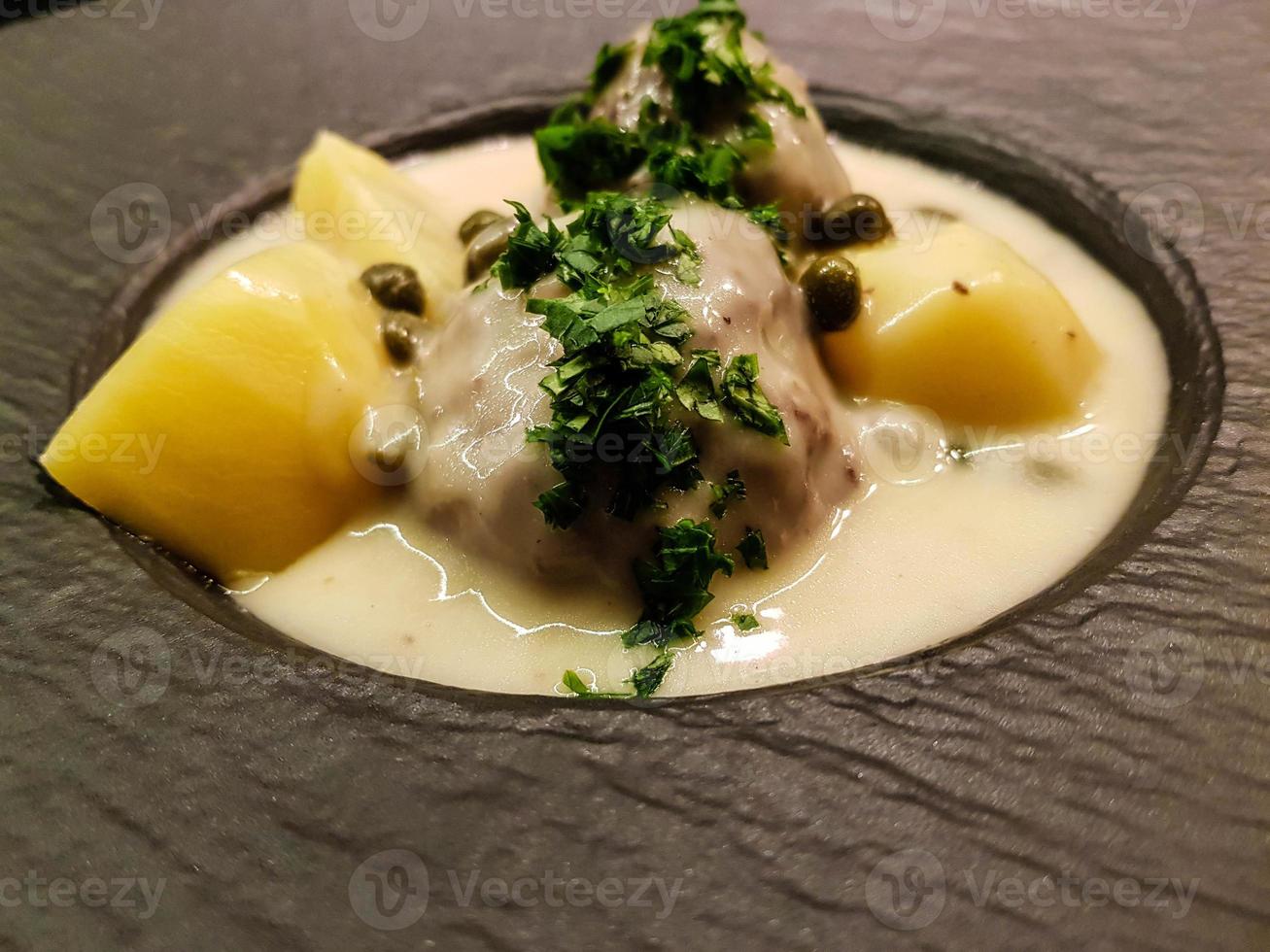 boulettes de viande koenigsberger klopse et pommes de terre avec sauce aux câpres photo