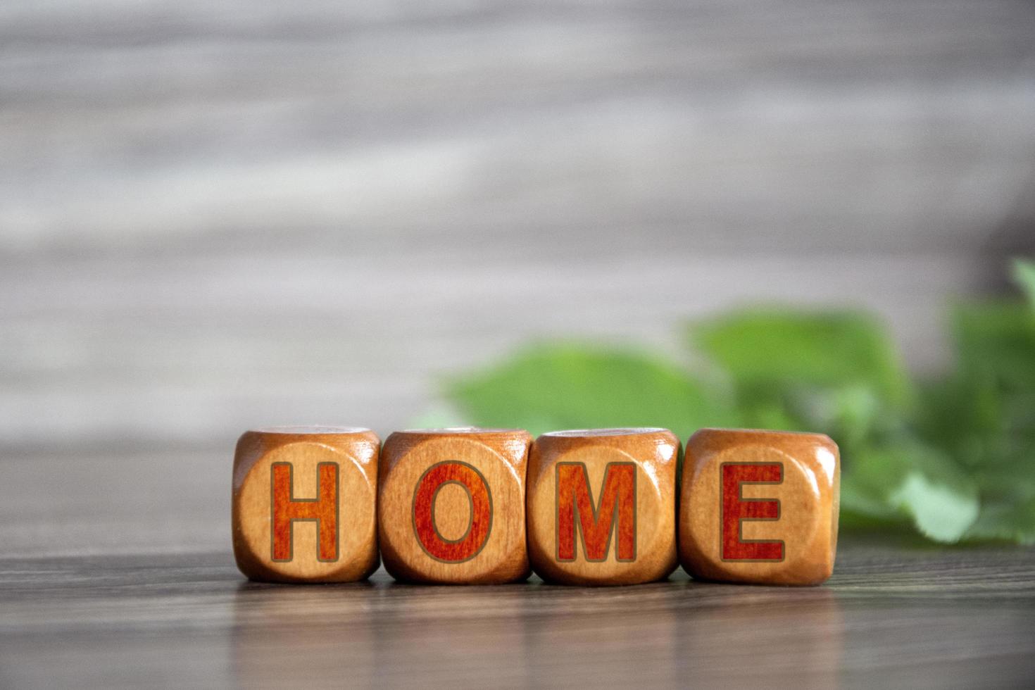 le mot maison est écrit sur des cubes en bois photo