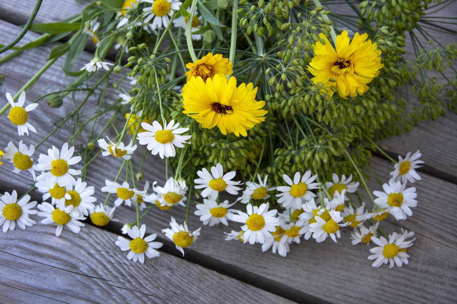 bouquet de fleurs sur un fond en bois photo