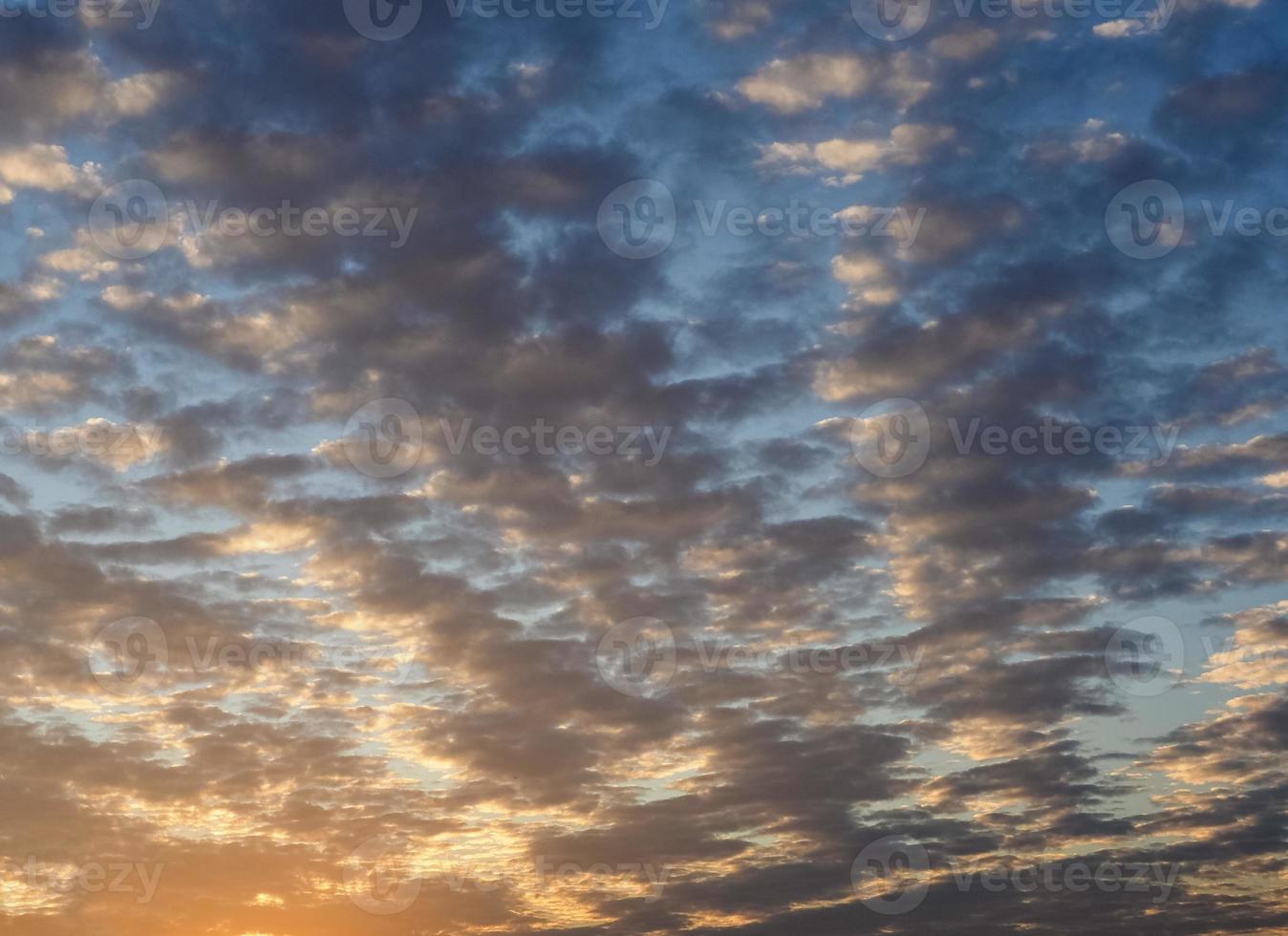 ciel dramatique avec des nuages au coucher du soleil photo