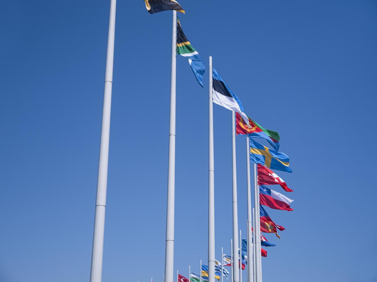 ville d'adler, russie - août 2019, drapeaux des pays du monde sur des mâts de drapeau dans le parc olympique photo