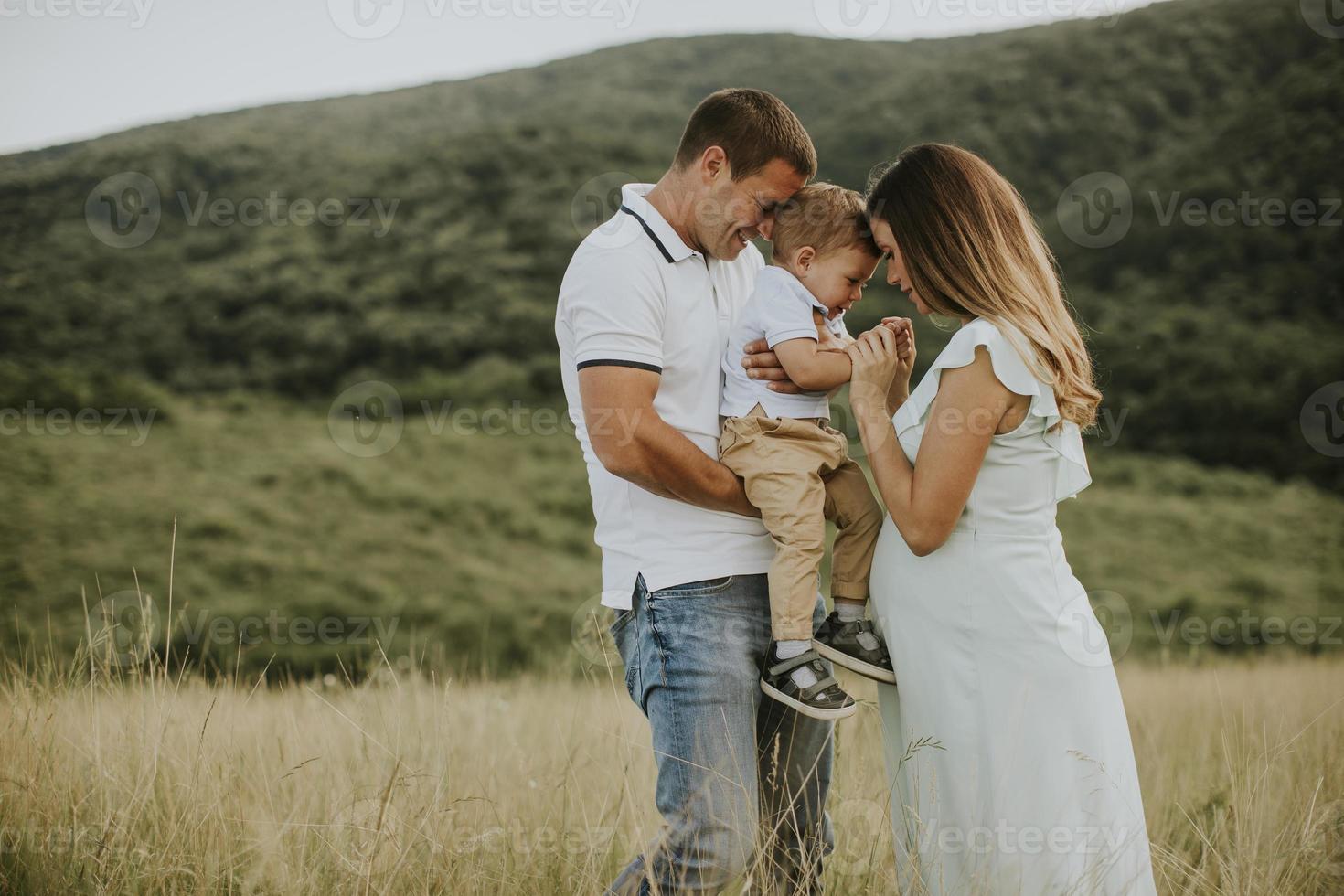 jeune famille avec mignon petit garçon s'amusant à l'extérieur sur le terrain photo