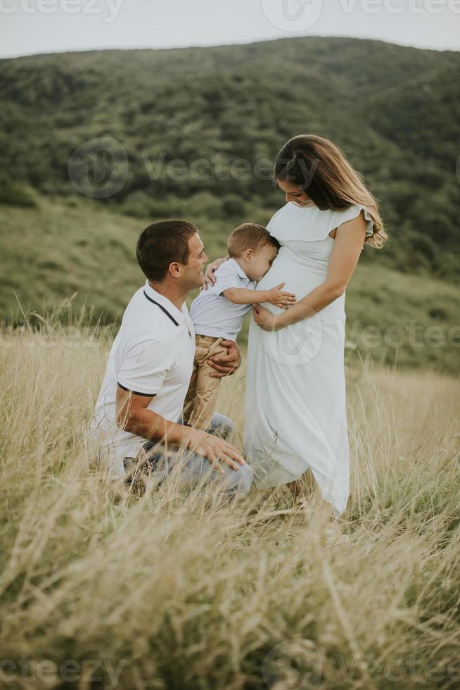 jeune famille avec mignon petit garçon s'amusant à l'extérieur sur le terrain photo