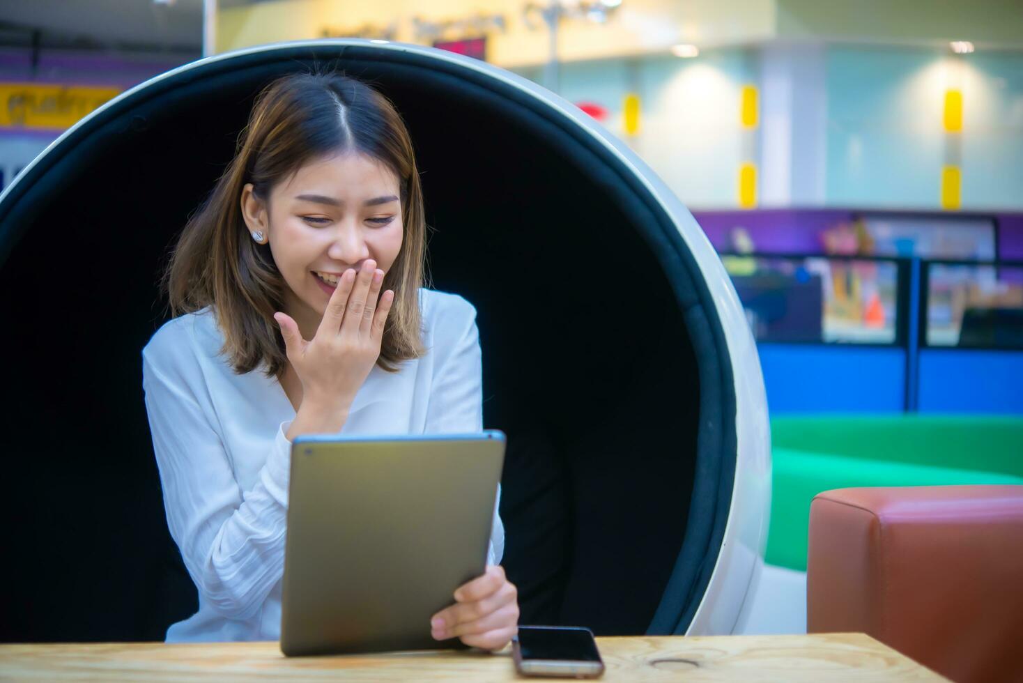 brutal asiatique affaires femme avec content expression suggère cette elle a juste reçu bien nouvelles ou atteint une réussi résultat dans sa numérique commercialisation efforts. photo