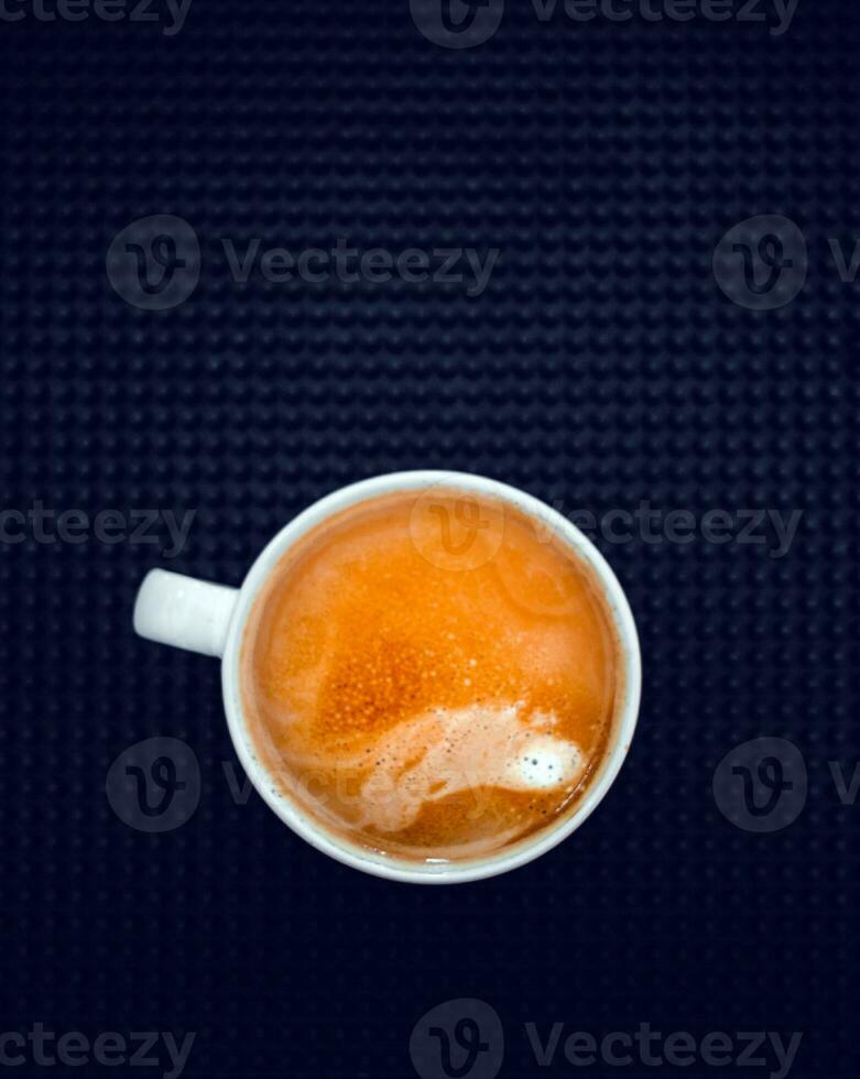 Haut vue de une tasse de Expresso café sur noir Contexte photo