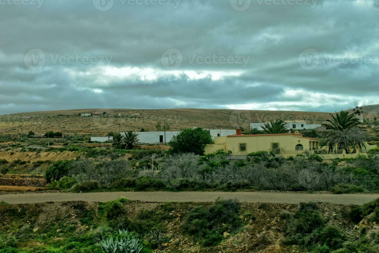 vide mystérieux montagneux paysage de le centre de le canari île Espagnol fuerteventura avec une nuageux ciel photo