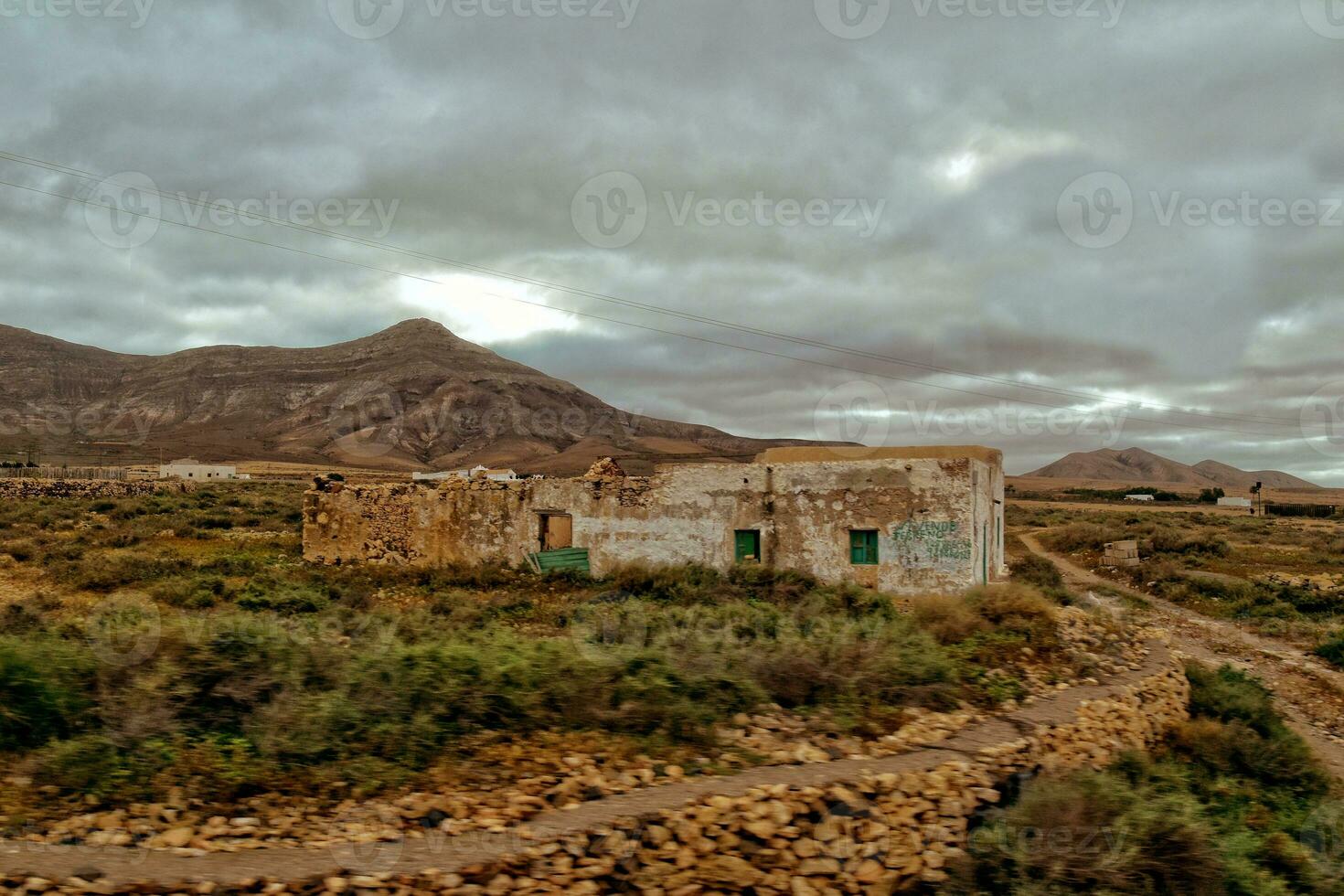 vide mystérieux montagneux paysage de le centre de le canari île Espagnol fuerteventura avec une nuageux ciel photo