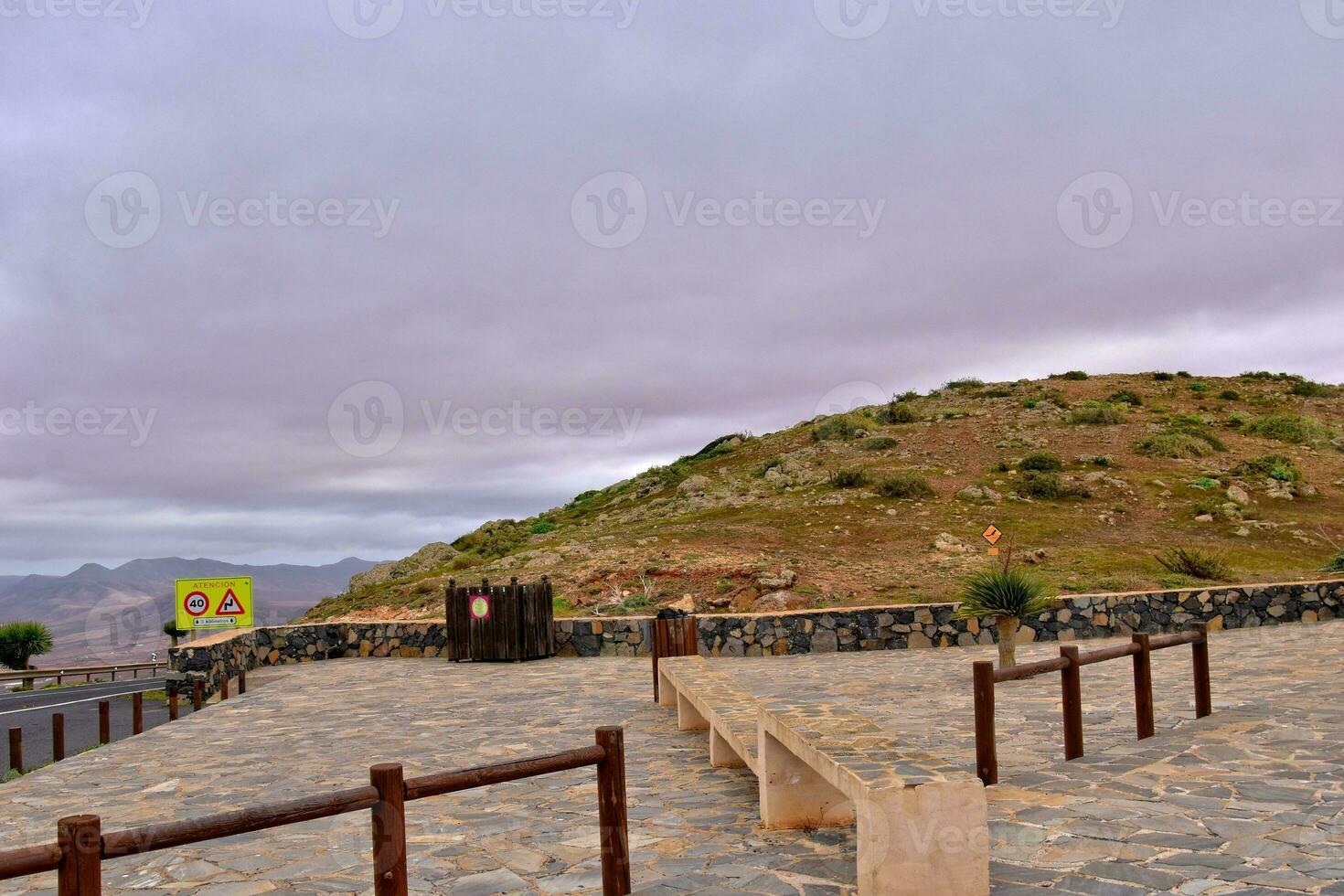 vide mystérieux montagneux paysage de le centre de le canari île Espagnol fuerteventura avec une nuageux ciel photo