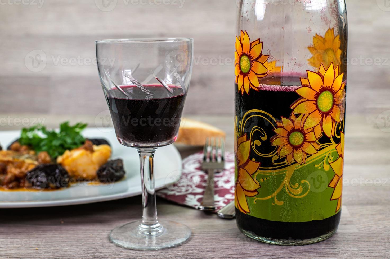 verre et bouteille de vin rouge photo