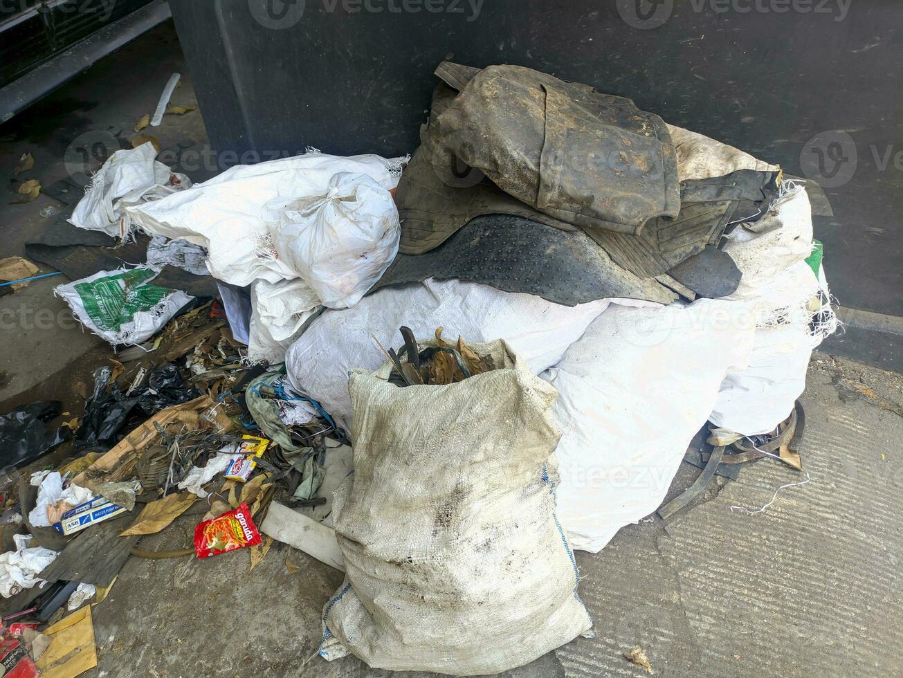 piles de ordures déchets et ordures sacs sur le côté de le route, ordures empilé en haut sur le côté de le ville route photo