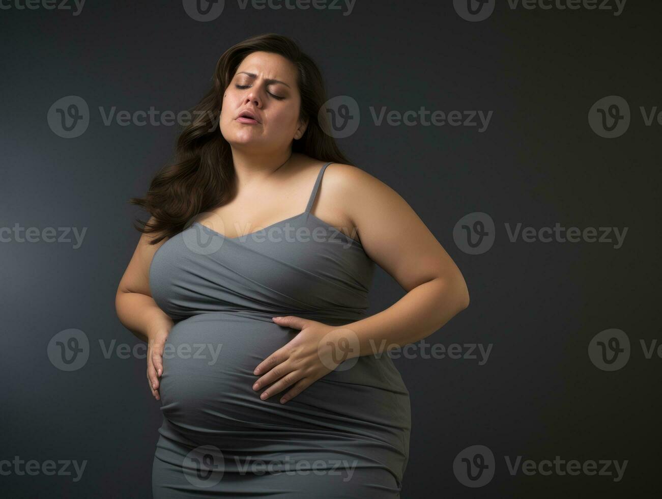 mexicain femme apparaît à être dans douleur sur gris Contexte ai génératif photo