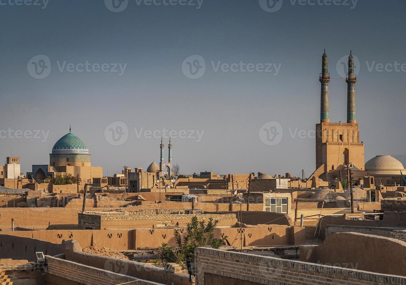 Tours à vent sur les toits du centre-ville et vue sur le paysage de la vieille ville de Yazd en Iran photo