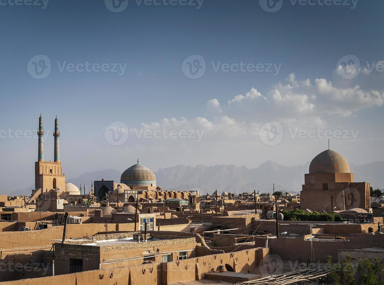 Tours à vent sur les toits du centre-ville et vue sur le paysage de la vieille ville de Yazd en Iran photo