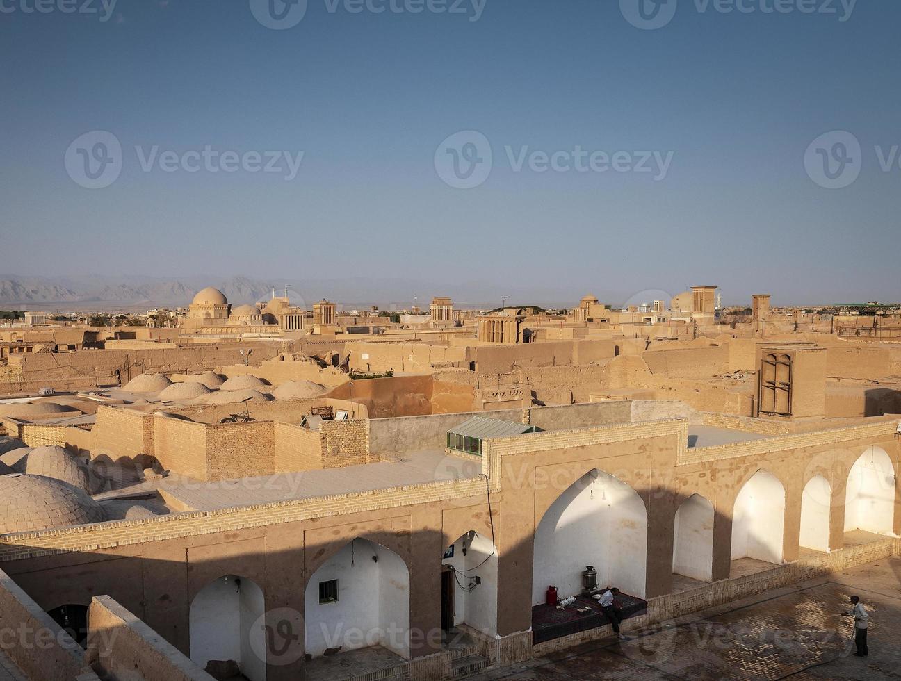 Tours à vent sur les toits du centre-ville et vue sur le paysage de la vieille ville de Yazd en Iran photo