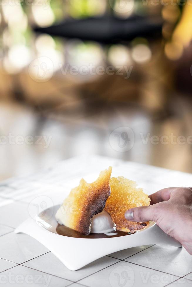 glace gourmande à la vanille de madagascar avec dessert aux chips de lait sucré grillé photo