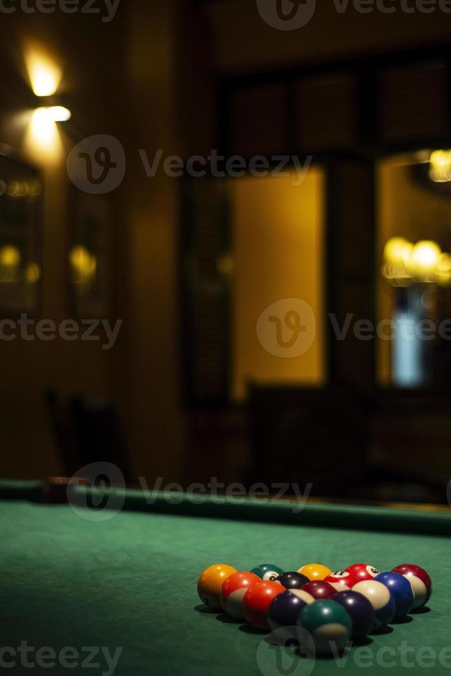 boules de billard sur une table de billard dans un confortable bar sombre détail intérieur photo