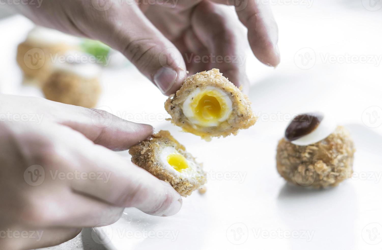 Oeufs de caille écossais bio gourmet plat de collation de démarrage moderne sur table photo