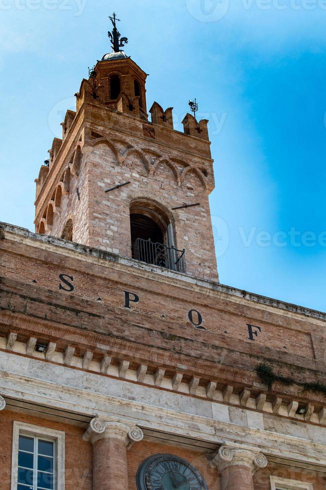 Détail de l'hôtel de ville à foligno, italie photo