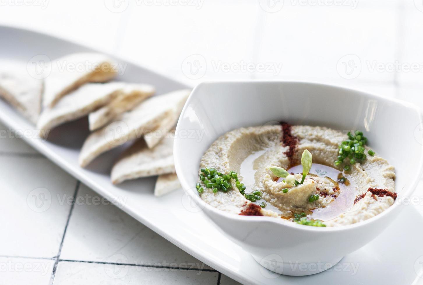 Trempette de houmous biologique du Moyen-Orient et ensemble de pain pita collation à Tel Aviv, Israël photo