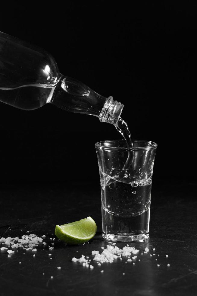 gros plan de la vodka russe avec du sel et du citron photo