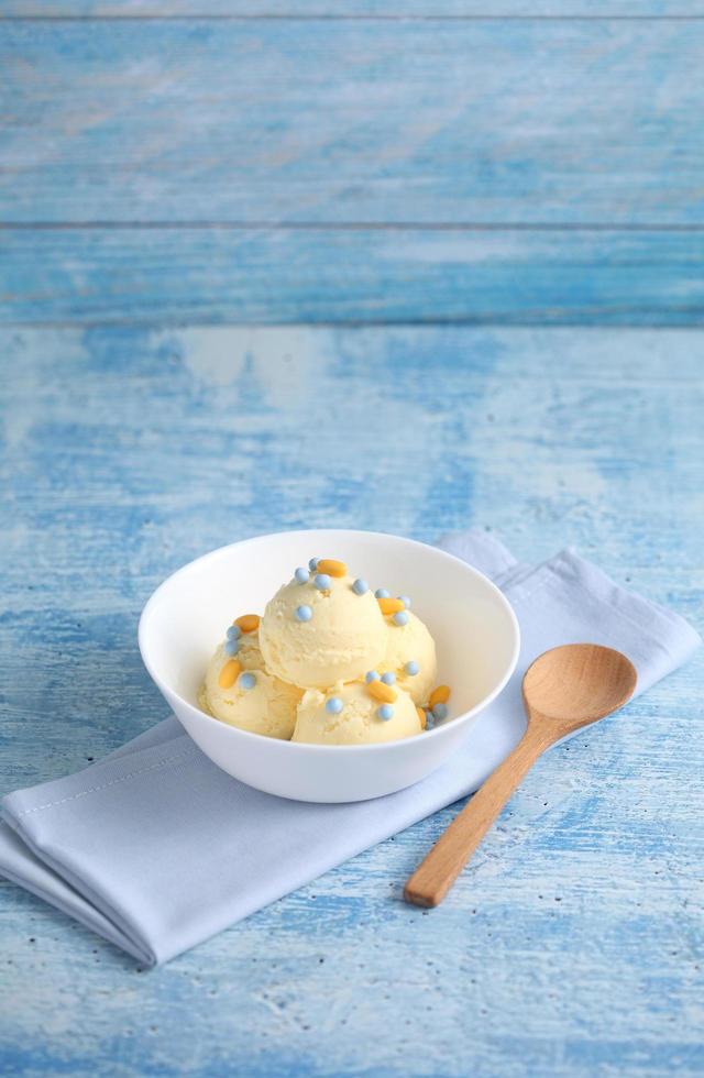 glace à la vanille sur fond bleu avec un espace vide pour un texte, glace à la vanille dans une tasse en céramique blanche photo