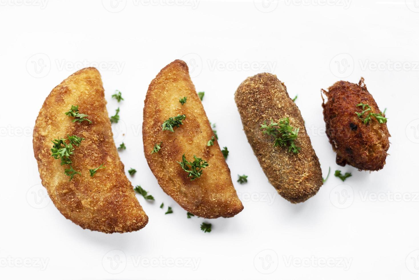 snacks de tapas frits traditionnels portugais sur assiette avec rissole de crevettes, croquette de boeuf et pépite de morue photo