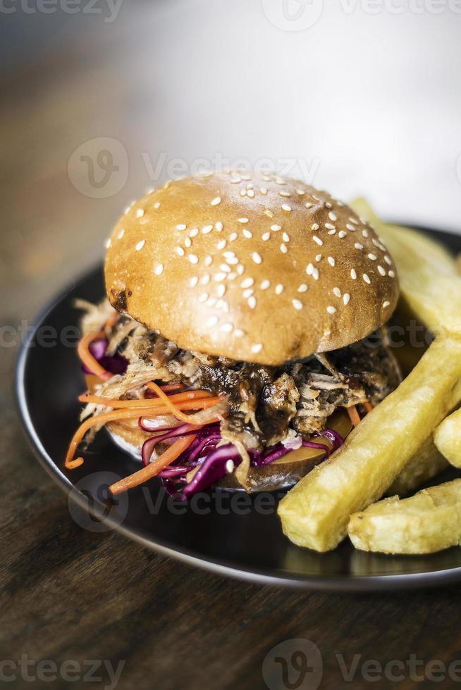 Sandwich burger au porc effiloché et salade de chou avec collation de frites photo